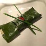 ベトナミーズ・シクロ - 【温前菜】真鯛のバナナ葉包み焼き
      鯛もふんわり！