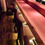 mel - カウンターはゆったりと5席。