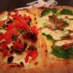 ピッツェリア・トラットリア・ラ・コッタ - （１）リコッタ、ピスタチオ、フレッシュトマト　（２）燻製モッツァレラ、リコッタ、ほうれん草ピューレとナポリサラミ