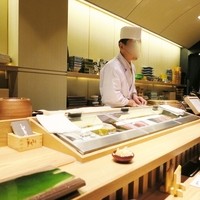柳橋きたろう場内 - カウンターのみの小さな店内☆彡
