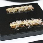 アビス - パンにジャガイモのソースとパルメサンチーズ