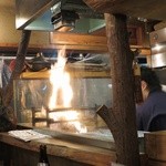 炭焼笑店 陽 - 藁焼き中