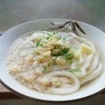 西端手打 上戸うどん - この天かす、ちょっと海苔混ざってて美味しいんだよね！