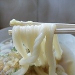 西端手打 上戸うどん - ちょっと太かったり、ねじれてたり味があります。