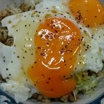 ハッピー食堂 - とろっトロッの黄身がチャーシューに絡む