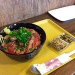 カレーショップ エチゴヤ - プレミアムサーロインステーキ丼