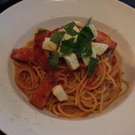 IL VENTO - バジルとモッツァレラチーズのトマトソースパスタ