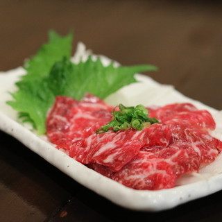 Horse sashimi is delivered directly from a store in Kumamoto that handles everything from breeding to sales.