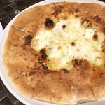 PIZZERIA BAR NAPOLI - クワトロフォルマッジ…トッピングの蜂蜜ありき、という味だなー。
                        トッピング無しじゃ、いまいち。
                        生地のみの部分多すぎでしょ(笑)