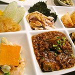 當華邸 - 當華邸ランチの６品盛り（左から）