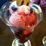 ベリーベリーパフェ 700円