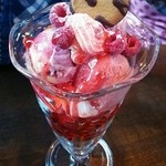 オリジナルパフェ にょろっぱ 800円 アイスとソースとトッピングをカスタマイズできます。