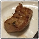 食彩和牛しげ吉 - 熟成厚切りタン塩。もう少し旨味が強ければ言うことなしです！