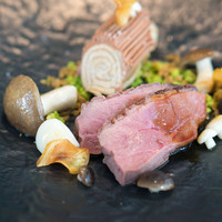 クラフタル - 肉料理は鴨です。ここは見た目が派手ですが、素材がまず良くて美味しいですね。ナイフが温かくてそれも驚いた。