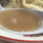 長崎楼 - 2015年12月下旬  スープをレンゲで。茶色っぽい色合いに油の粒子がちらほら。