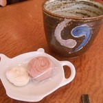 プチカフェ - サービスの干菓子と梅昆布茶