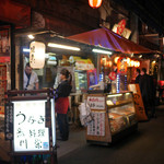 いつでも煙が上がる店頭。テイクアウト販売も。