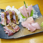 名物　ほろほろ鳥 合わせ盛り ¥1,200　左 たたき、右 刺身