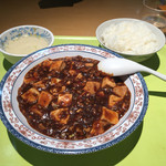 北京餃子 - 2015年12月。四川風黒い麻婆豆腐520円とごはんセット130円。