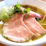 麺や 鳥の鶏次 - 料理写真:鶏そば(塩)780円…鶏次の定番！朝びきの国産鶏を８時間以上炊き込んで作った純系の鶏パイタンスープは、濃厚でとろりとしていながらも柔らかい口当たりです。