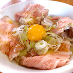 麺や 鳥の鶏次 - レアチャーシュー丼410円…お肉の旨みを引き立てるオニオンソースで！