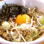 麺や 鳥の鶏次 - 鶏塩丼310円…塩ダレで炒めたミンチと薩摩赤玉の相性抜群！