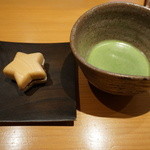 じき 宮ざわ - 出来立て最中、ご主人の点てる抹茶を最後に深々とお礼