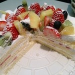 たるみ製菓 - 無理言って、スポンジの間にもイチゴを入れてもらいました。