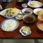 茶や - 伝説の「天ぷら定食」1700円。向こうの600円定食と比べてお盆の大きさがすごい。