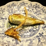 馳走 とし藤 - 焼き物　鮎塩焼き　骨唐揚げ