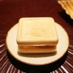 馳走 とし藤 - ラムレーズンアイス最中