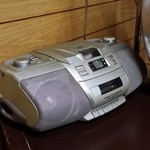 牛すじカレー 小さなカレー家 - （2015年12月再訪）カセットテープレコーダーからは、AMラジオ放送が流れている。