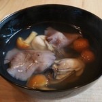 厚岸の牡蠣、紫シメジ、ナメコの汁物（2015年11月）。