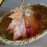 味道広路 - 今年の落ち葉です（2015年11月）。