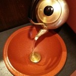 ニョロズカフェ - 倒すと水が出るやかん蛇口かわいい(*≧з≦)