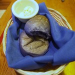 Atlantis Seafood & Steak - 紫芋（ウベ）入りパンとホイップバター①