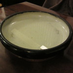 ざくろ - 炭火のお鍋ですので水の入った鉢から登場！