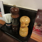 ざくろ - 胡椒・塩　おそばが薄味ですので自分で調整