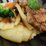 みけ家 - 淡路牛ロースステーキ丼の玉ねぎもたっぷり