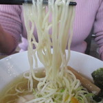 らーめんチキン野郎 - あっさりの麺は、加水少なめ中細ほぼストレート麺
