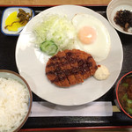 ぶるーひっぽ - 日替り えびカツレツと目玉焼き定食780円税込