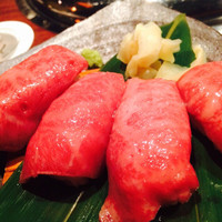 和牛焼肉 とびうし 飯田橋 - 牛炙りとろ寿司
