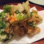 たべごと屋のらぼう - 蓮根、きのこ、ブロッコリー、生桜海老のかき揚げ