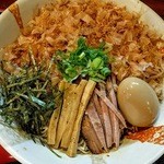 神楽 - 辛まぜそば・タレは甘辛仕様で辛さは軽くピリっ程度。
      具材の中ではかつお節が何気に良い働きをしてます(^・^)