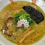 神楽 - こってり醤油らーめん・スープは若干甘みがあり、
      背脂効果でコクは十分。