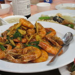 Won Kee Seafood Restaurant - 大きなロブスターの次は中型の海老の炒め物、こちらは頭からガブリ。
            