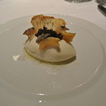 ラ・トルテュ - 根セロリのフォンダン　蝦夷鮑とキャビア、ヴァニラ風味