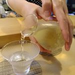 鮨 猪股 - 彼女さんの綺麗な手