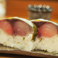 佳肴岡もと - 鯖の棒鮨、すぐき巻。ご飯にもすぐきを刻んで混ぜてある。
                