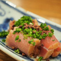 佳肴岡もと - 天然まぐろ、京紫、あさつき、胡桃のいったの、新蕎麦の実。胡桃で燻した。